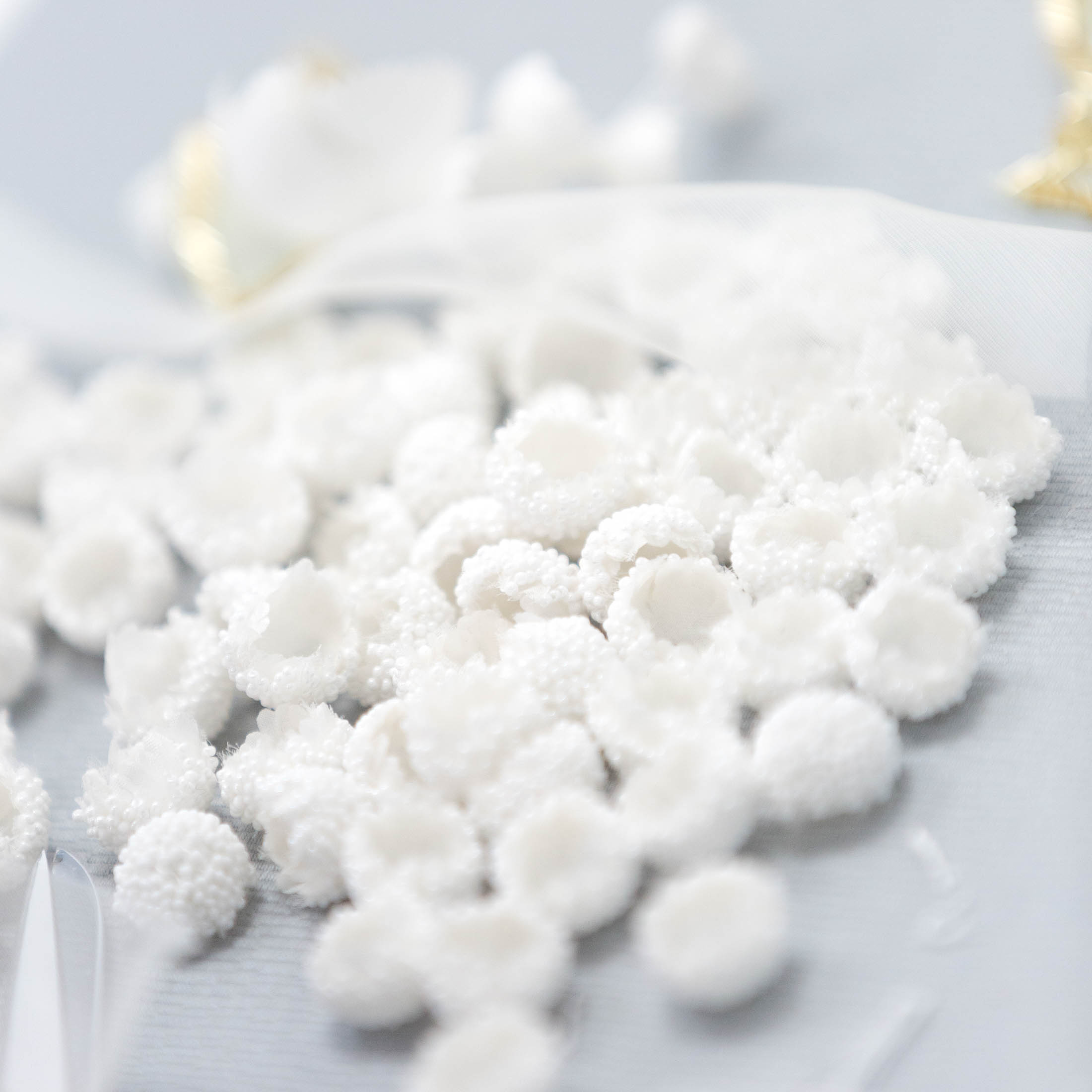 petites clochettes de muguet brodées